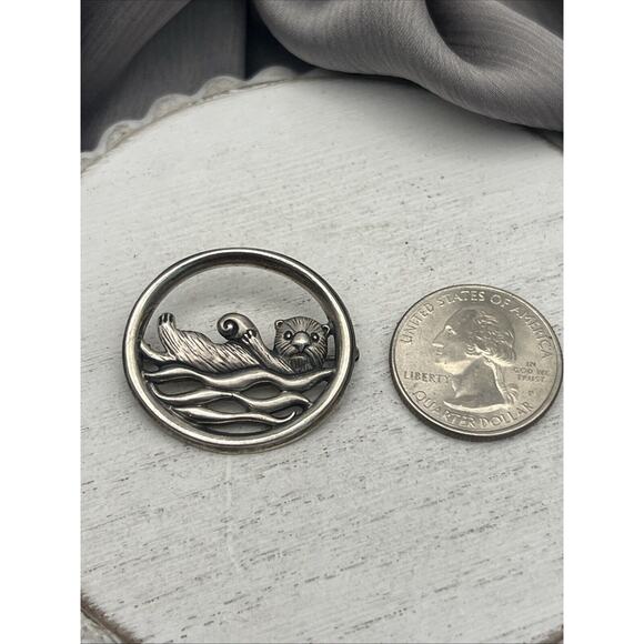 Kabana Sterling Silver Otter Brooch - Picture 3 of 4